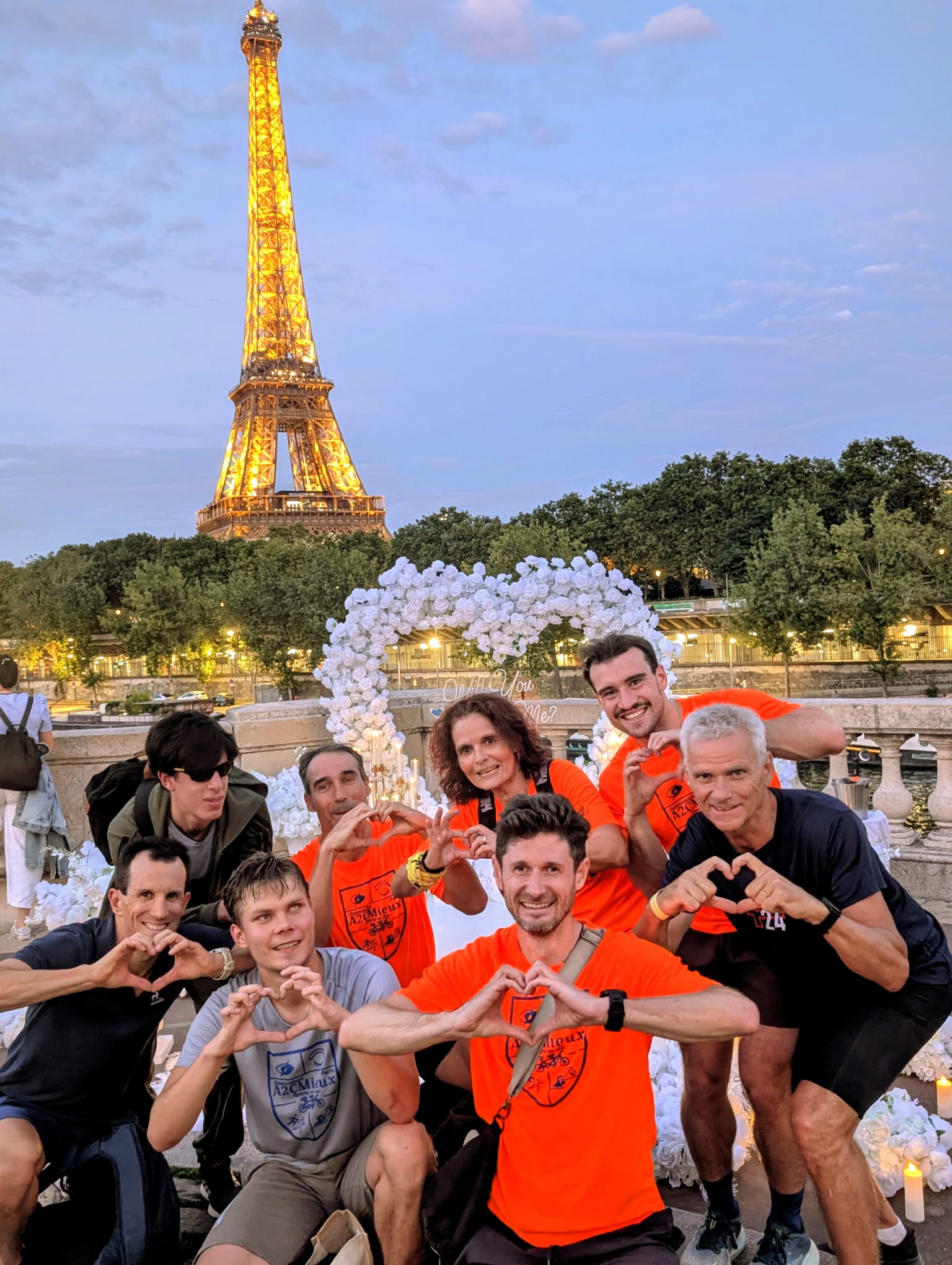 Groupe de membres A2CMieux formant un cœur avec leurs mains.