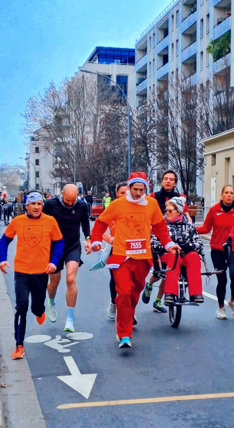 Sortie A2CMieux avec une joëlette tout-terrain, ambiance de course de Noël.