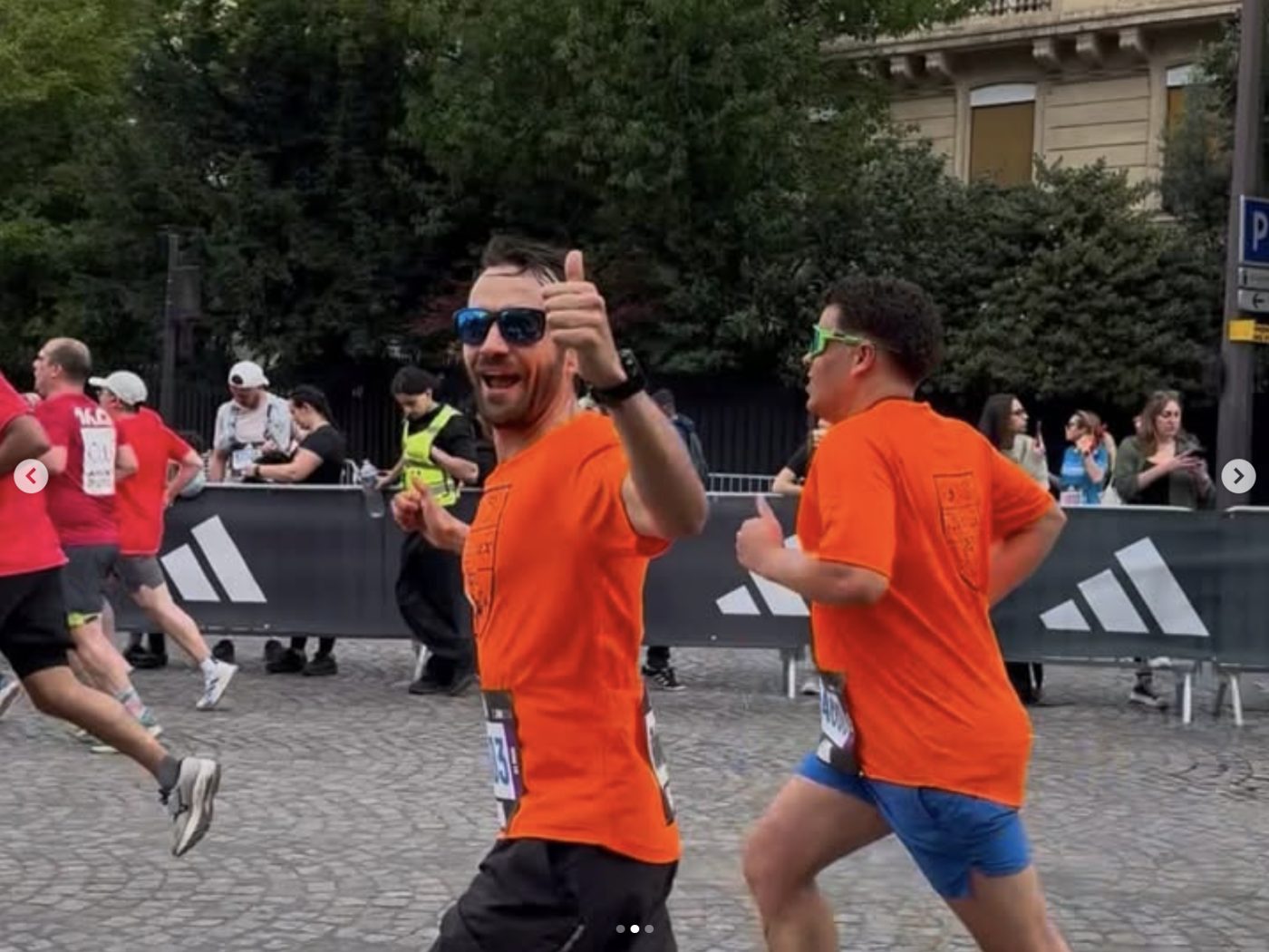 Un coureur A2CMieux lève le pouce en plein effort pendant une course.