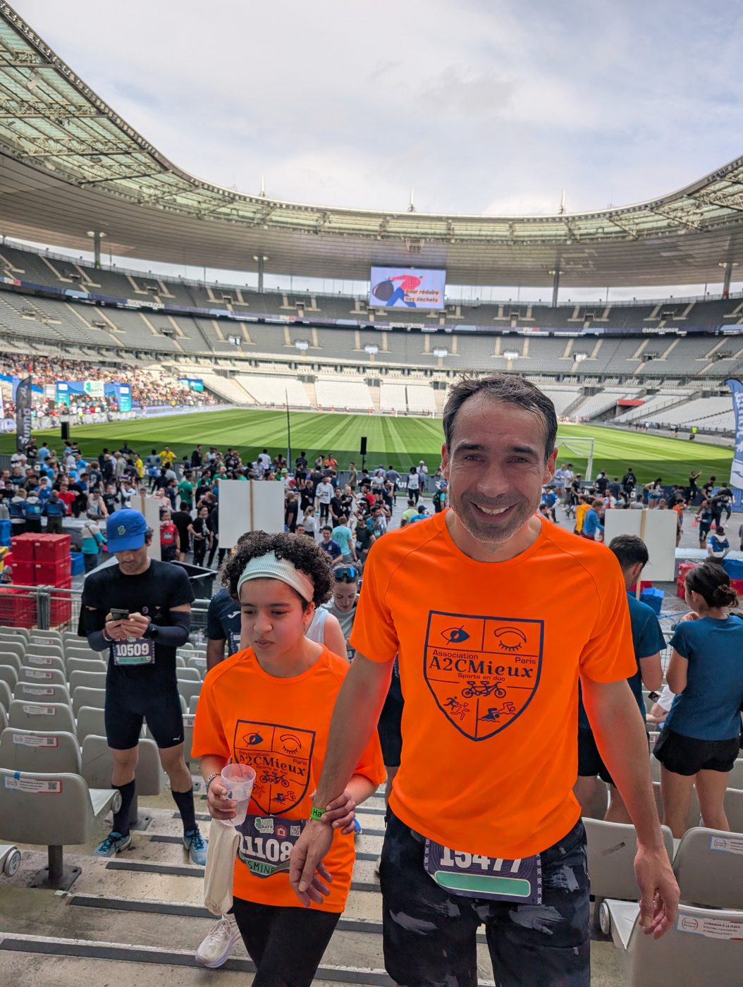 Des membres d'A2CMieux devant la pelouse du Stade de France.
