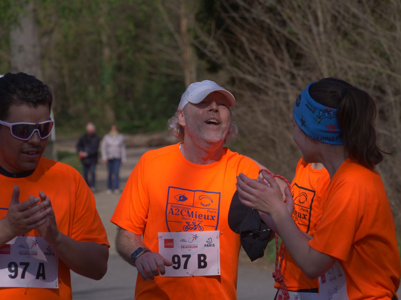 Deux coureurs A2CMieux souriants avec leurs dossards après une épreuve.