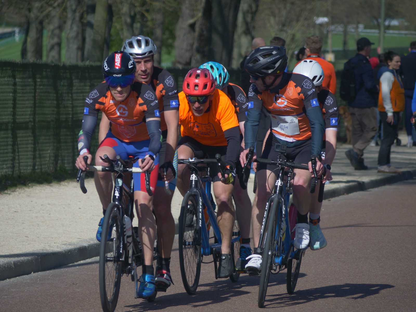 Un groupe de cyclistes de l'association A2CMieux à l'entraînement sur des tandems.