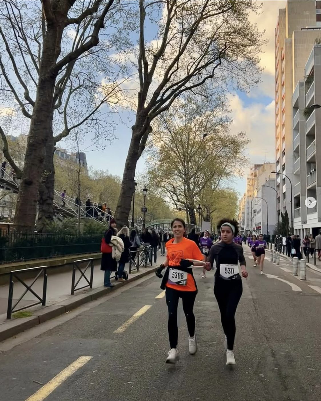 Deux coureuses A2CMieux sur une avenue arborée parisienne.